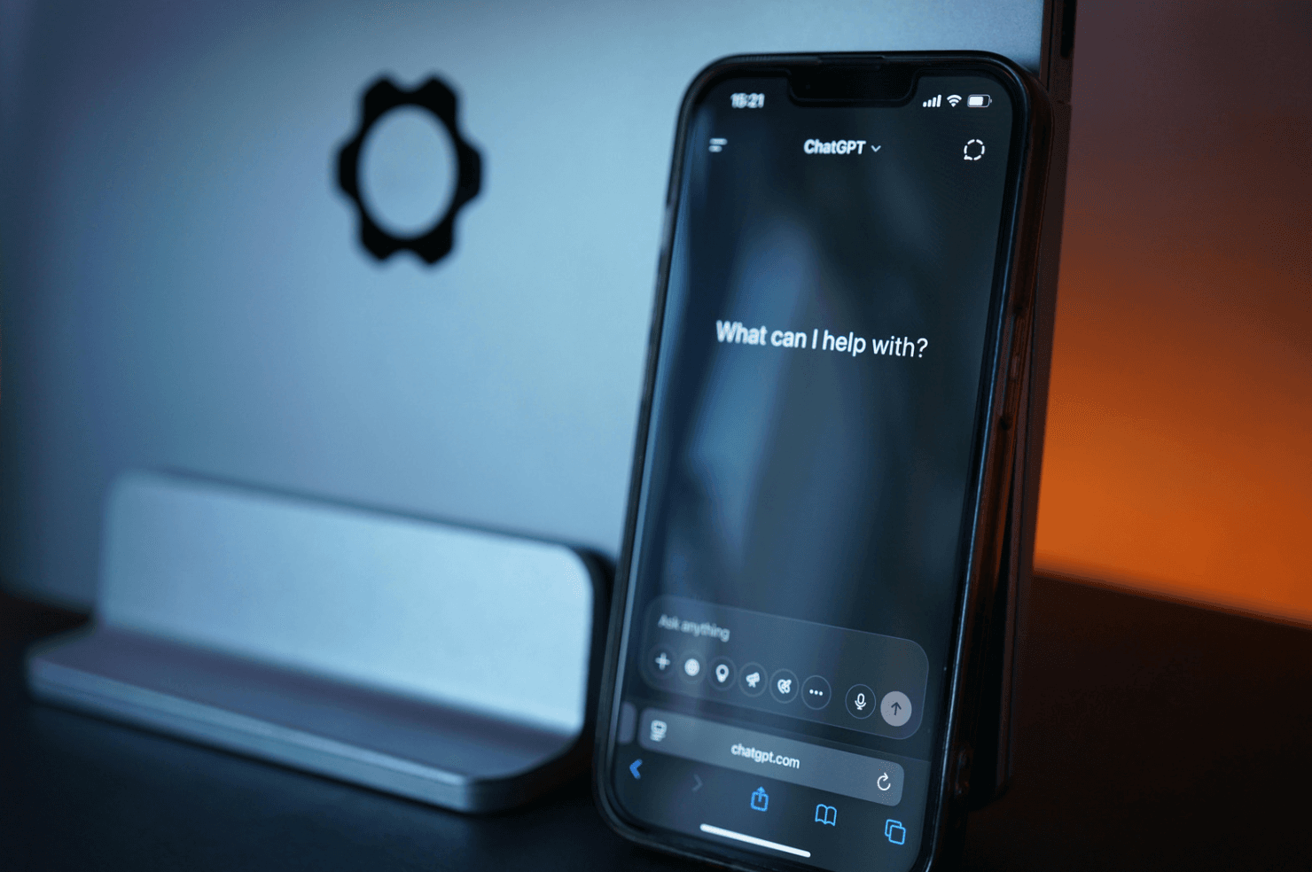 Bild eines Smartphones, welches ChatGPT am Display anzeigt.